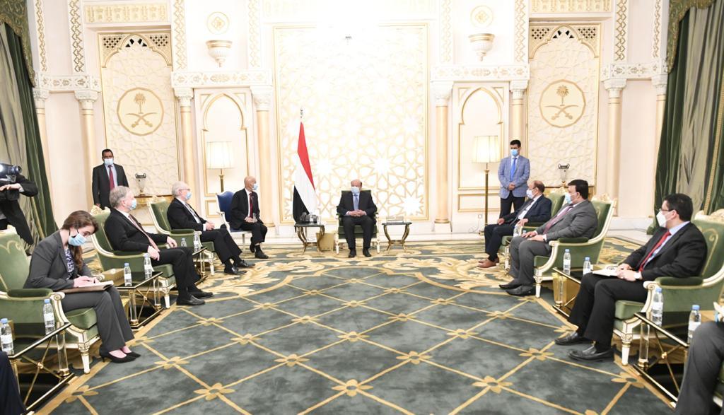 The US special envoy to Yemen, Tim Lenderking, meets Yemen’s president and his foreign minister in Riyadh. (Saba News Agency)