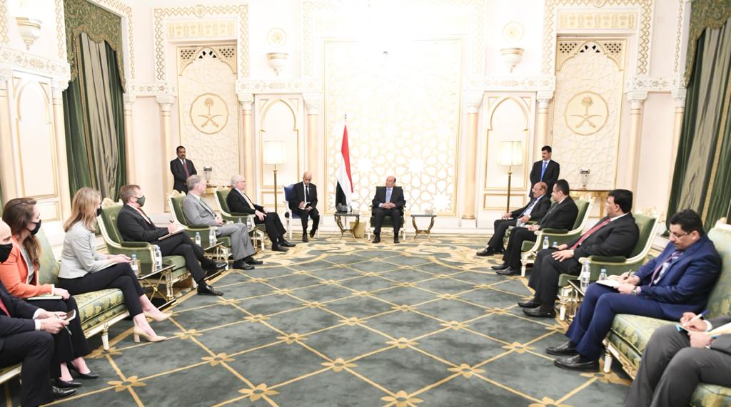 Yemen’s President Abed Rabbo Mansour Hadi meets US envoy to Yemen Tim Lenderking in Riyadh. (Saba) Yemen’s President Abed Rabbo Mansour Hadi meets US envoy to Yemen Tim Lenderking in Riyadh. (Saba)