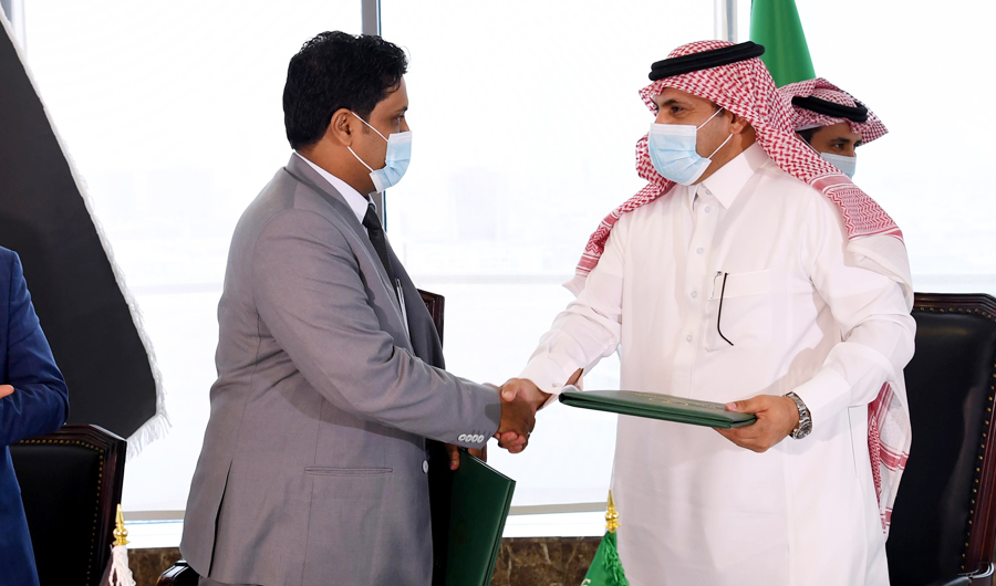 The agreement was signed by general supervisor of the Saudi Development and Reconstruction Program for Yemen and Saudi ambassador to Yemen Mohammed bin Saeed Al-Jaber and Yemeni Minister of Electricity and Energy Anwar Kolshat. (SPA) The agreement was signed by general supervisor of the Saudi Development and Reconstruction Program for Yemen and Saudi ambassador to Yemen Mohammed bin Saeed Al-Jaber and Yemeni Minister of Electricity and Energy Anwar Kolshat. (SPA)
