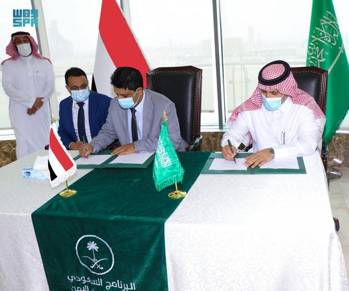 The agreement was signed by general supervisor of the Saudi Development and Reconstruction Program for Yemen and Saudi ambassador to Yemen Mohammed bin Saeed Al-Jaber and Yemeni Minister of Electricity and Energy Anwar Kolshat. (SPA) The agreement was signed by general supervisor of the Saudi Development and Reconstruction Program for Yemen and Saudi ambassador to Yemen Mohammed bin Saeed Al-Jaber and Yemeni Minister of Electricity and Energy Anwar Kolshat. (SPA)