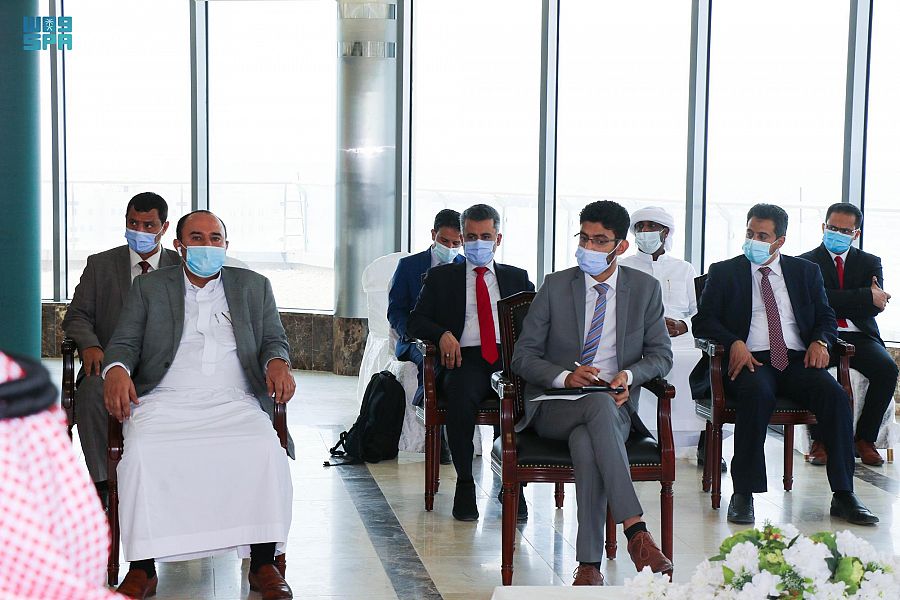 The agreement was signed by general supervisor of the Saudi Development and Reconstruction Program for Yemen and Saudi ambassador to Yemen Mohammed bin Saeed Al-Jaber and Yemeni Minister of Electricity and Energy Anwar Kolshat. (SPA) The agreement was signed by general supervisor of the Saudi Development and Reconstruction Program for Yemen and Saudi ambassador to Yemen Mohammed bin Saeed Al-Jaber and Yemeni Minister of Electricity and Energy Anwar Kolshat. (SPA)