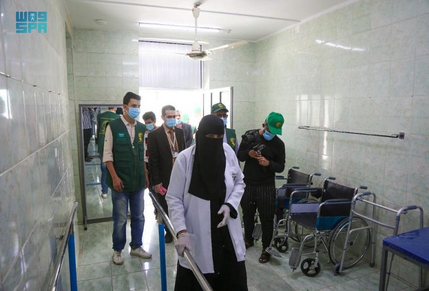 KSrelief volunteers worker is seen with young patients at the new prosthetic limb center in Aden. (SPA) The prosthetic limbs center is just one of the many projects of KSrelief in Yemen. (SPA)