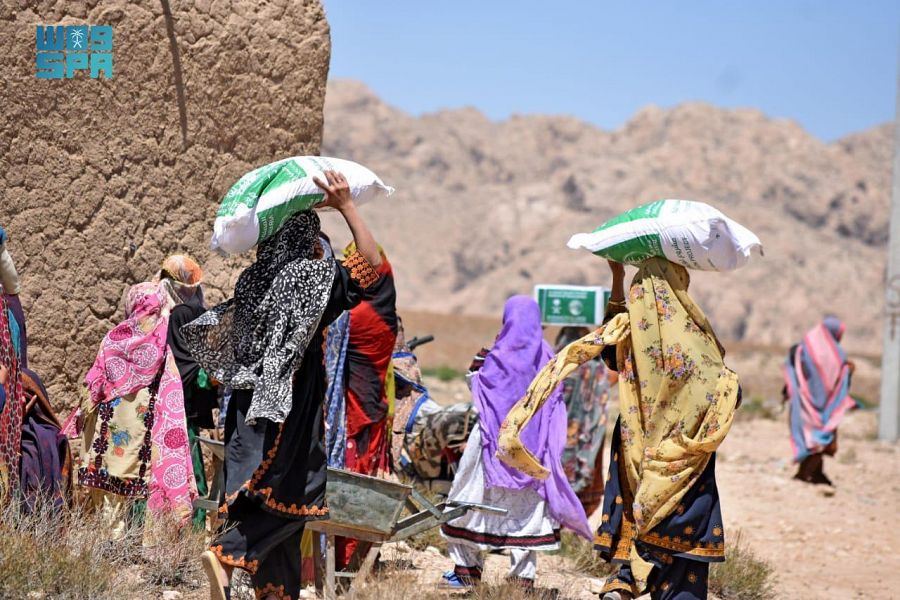 King Salman Humanitarian Aid and Relief Center continues to distribute Ramadan food baskets in the Pakistani province of Balochistan. (SPA) King Salman Humanitarian Aid and Relief Center continues to distribute Ramadan food baskets in the Pakistani province of Balochistan. (SPA)