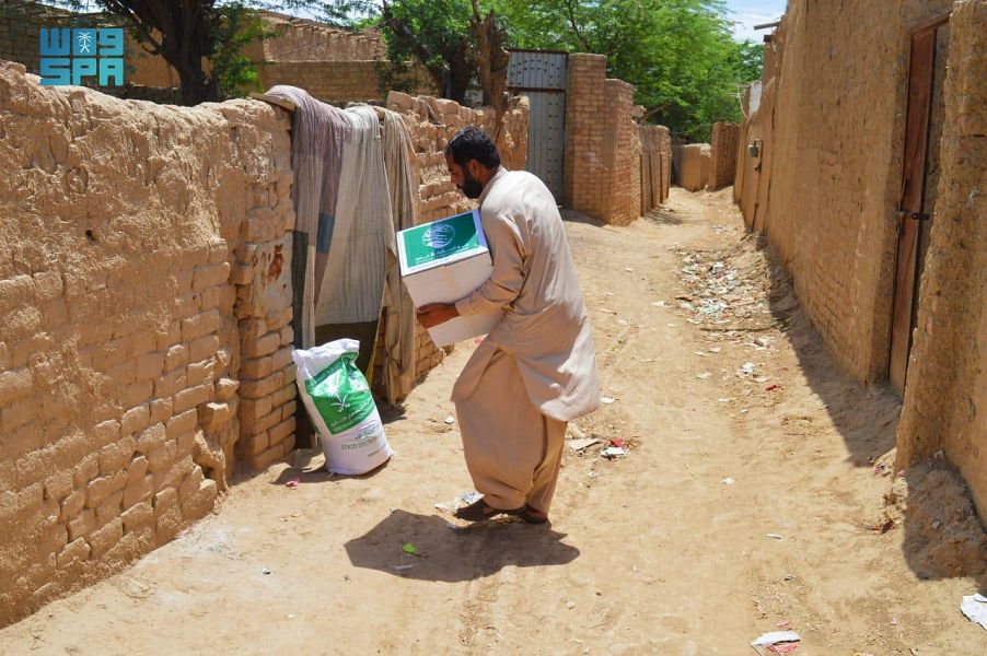 King Salman Humanitarian Aid and Relief Center continues to distribute Ramadan food baskets in the Pakistani province of Balochistan. (SPA) King Salman Humanitarian Aid and Relief Center continues to distribute Ramadan food baskets in the Pakistani province of Balochistan. (SPA)